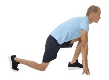 Beyaz arkaplanda başlangıç konumunda çalışan