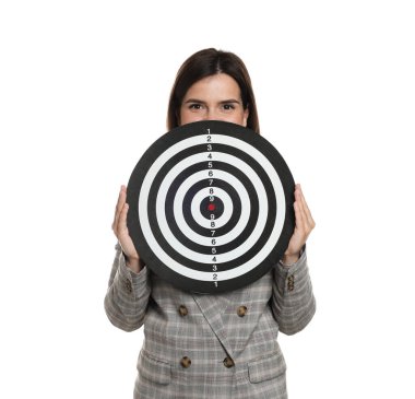 Hedef alınıyor. Beyaz arka planda dart tahtası olan iş kadını.
