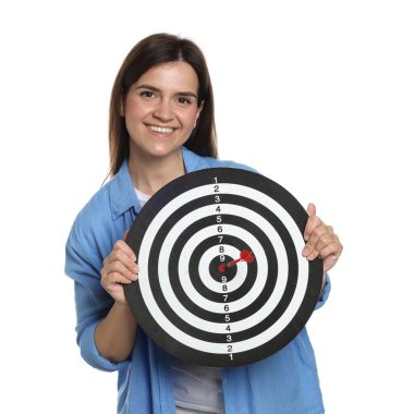 Hedef alınıyor. Beyaz arka planda ok ve dart tahtası olan gülümseyen kadın.