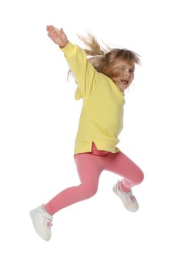 sevimli küçük kız beyaz arka plan üzerinde dans