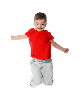 Mutlu küçük çocuk beyaz arka planda dans ediyor