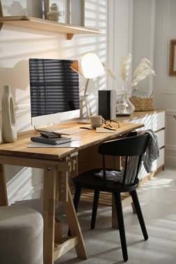 Ofisinde bilgisayar olan rahat bir iş yeri.