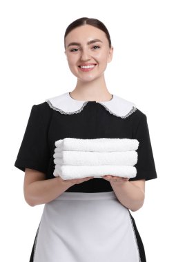 Beyaz arka planda temiz havlu yığını olan oda hizmetçisi.