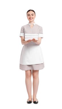 Beyaz arka planda temiz havlu yığını olan oda hizmetçisi.