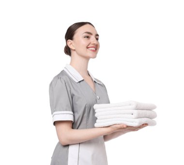 Beyaz arka planda temiz havlu yığını olan oda hizmetçisi.