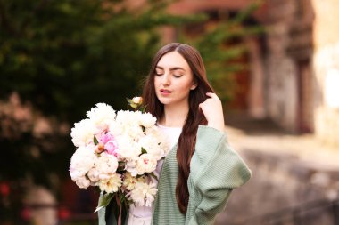 Güzel şakayık demeti olan çekici bir kadın.