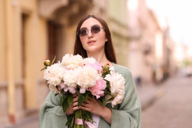 Güzel şakayık demeti olan çekici bir kadın.