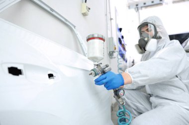 Kaportacının kapısını boyayan işçiler, seçici odaklanma