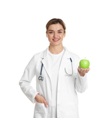 Beyaz arka planda yeşil elmalı ve steteskoplu beslenme uzmanı.