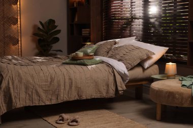 Yatak odasında güzel çarşafları olan rahat bir yatak.