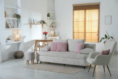 Odada yastıkları olan rahat bir kanepe. İç tasarım