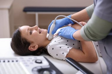Sonograf, klinikte kızın tiroid bezi ultrason muayenesini yönetiyor.