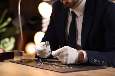 Kapalı mekânda Loupe değerlendirme yüzüğü olan bir eksper.