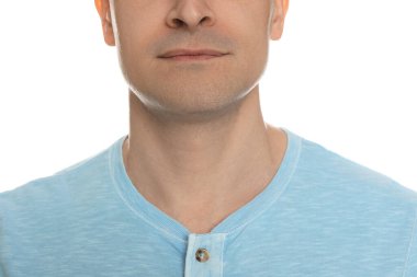 Beyaz arka planda tıraş olan adam, yakın plan