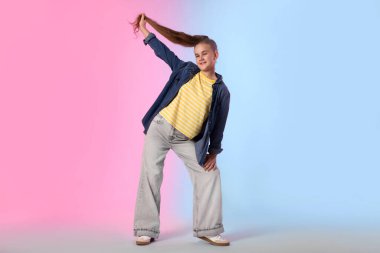 Renkli arka planda dans eden şık elbiseli bir kız.