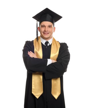 Mezuniyetten sonra beyaz arka planda mutlu öğrenci