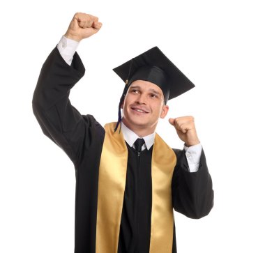 Mezuniyetten sonra beyaz arka planda mutlu öğrenci