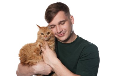 Beyaz arka planda sevimli kızıl kedisi olan adam.