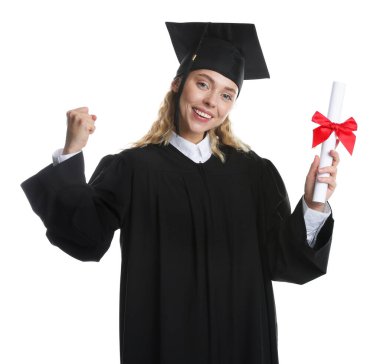 Mezun olduktan sonra beyaz arka planda diplomalı mutlu bir öğrenci.