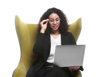 Beyaz arka planda dizüstü bilgisayarı olan profesyonel psikolog.