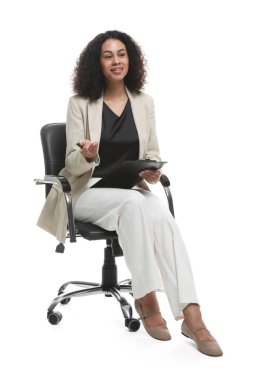 Beyaz arka planda ofis koltuğunda pano ve kalemle profesyonel psikolog.