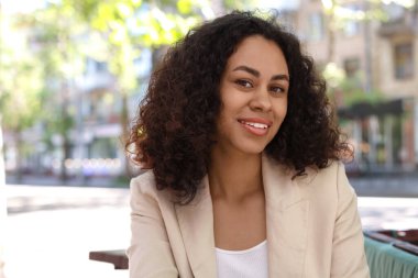 Açık havada gülümseyen Latin Amerikalı kadın portresi