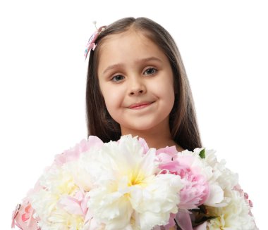 Beyaz arka planda bir buket güzel şakayığı olan tatlı küçük bir kız.