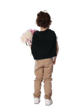 Beyaz arka planda güzel şakayık demeti olan sevimli küçük bir çocuk.