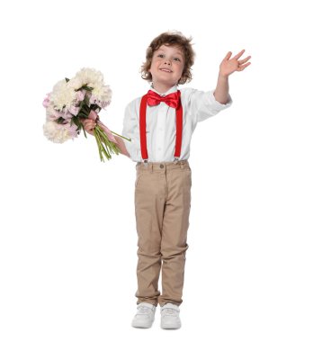 Beyaz arka planda sallanan bir buket güzel şakayığı olan sevimli küçük bir çocuk.