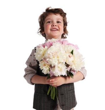 Beyaz arka planda bir buket güzel şakayığı olan sevimli küçük bir çocuk.