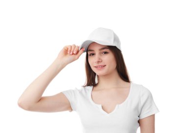 Beyaz arka planda şık bir beyzbol şapkası takan genç bir kadın.