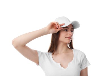 Beyaz arka planda şık bir beyzbol şapkası takan genç bir kadın.