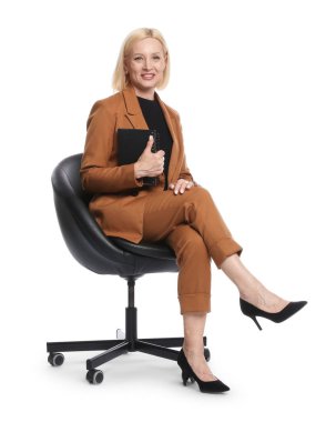 Ofis koltuğunda beyaz arka planda not defteri olan profesyonel psikolog.