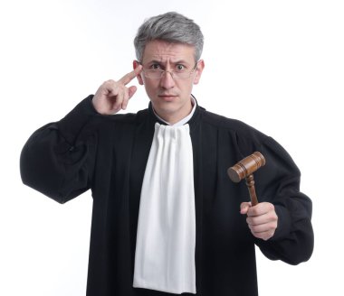 Beyaz arka planda tokmağı olan duygusal yargıç.