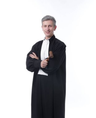 Beyaz arka planda tokmakla gülümseyen yargıç.