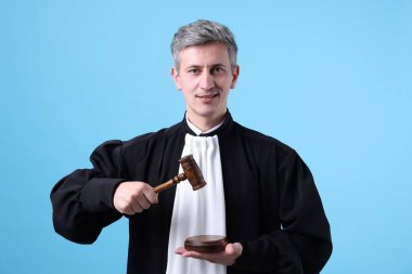 Açık mavi arka planda gülen yargıç tokmak ve ses bloğuyla