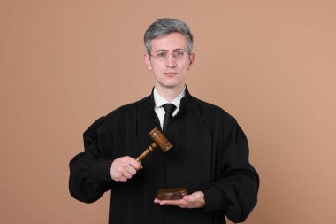 Bej arkaplanda çekiç ve ses engeli olan bir yargıç