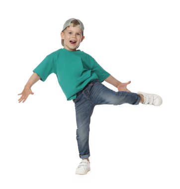 Mutlu küçük çocuk beyaz arka planda dans ediyor