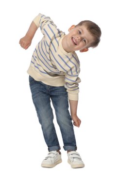 Mutlu küçük çocuk beyaz arka planda dans ediyor