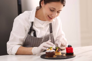 Masada nane şekeriyle turta dekore eden şekerci.