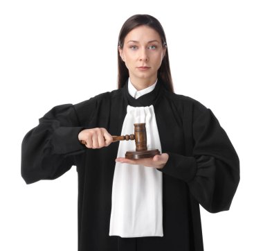 Beyaz arkaplanda çekiç ve ses engeli olan yargıç