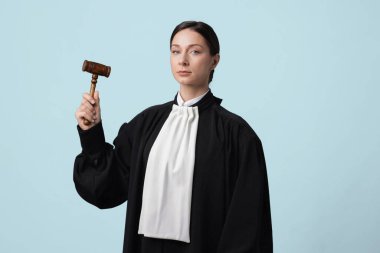 Açık mavi arkaplanda çekiçle yargıç