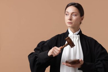 Açık kahverengi arkaplanda tokmak ve ses bloğu ile yargıla, metin için boşluk