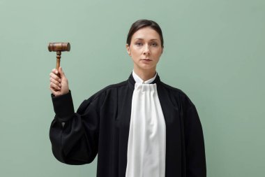 Açık yeşil arka planda çekiçle yargıç