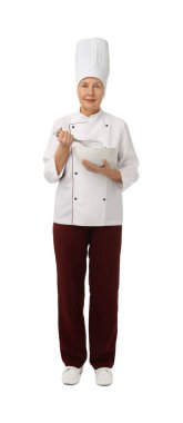 Beyaz arka planda yemek pişiren profesyonel pasta şefi.