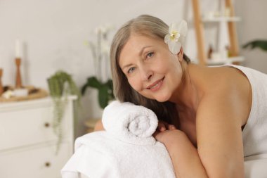 Son sınıf öğrencisi masaj salonundaki kanepede dinleniyor.