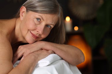 Son sınıf öğrencisi masaj salonundaki kanepede dinleniyor.