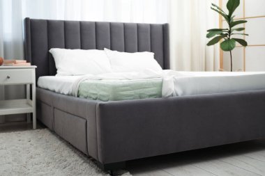 Rahat yatak, yeni yumuşak yatak ve kapalı yastıklar, yakın çekim.