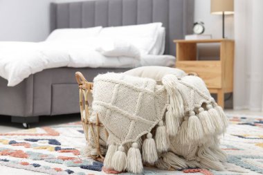 Yünlü battaniye sepette, yerde, içeride.