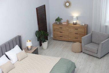 Yatak, koltuk ve çekmeceler odada, üst tarafta.